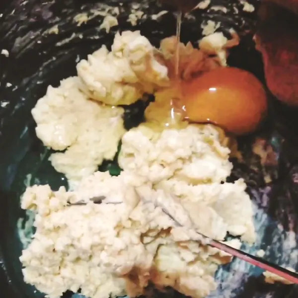 Tambahkan telur, lalu aduk kembali. jika dirasa adonan terlalu cair saat dimasukkan telur boleh ditambah tepungnya ya, karena ukuran telur berbeda beda.