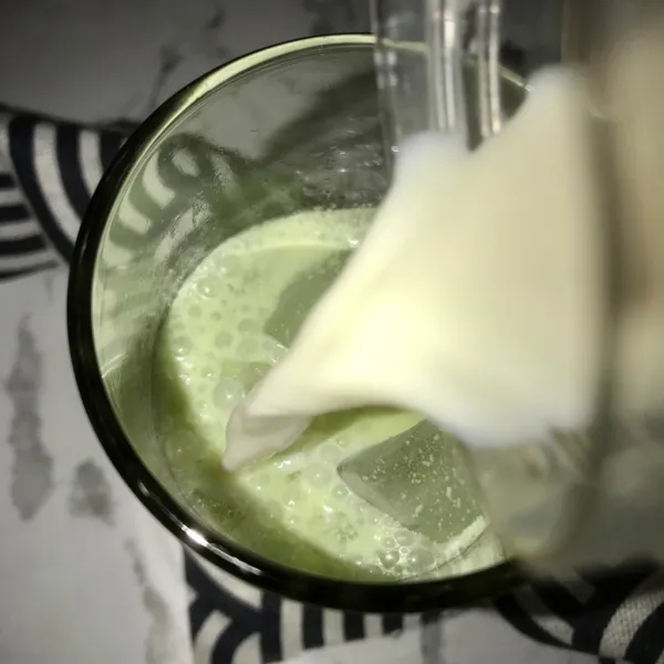 Tambahkan susu full cream.