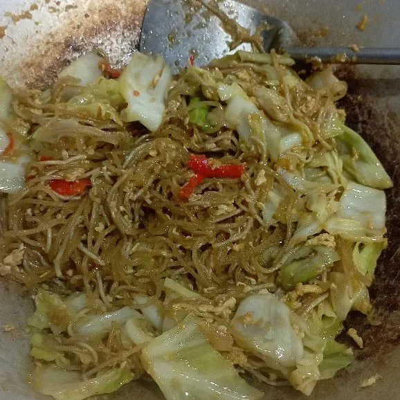 Aduk rata mie dengan semua bahan. Koreksi rasa. Masak sampai mie kenyal, matang. Angkat. Sajikan.