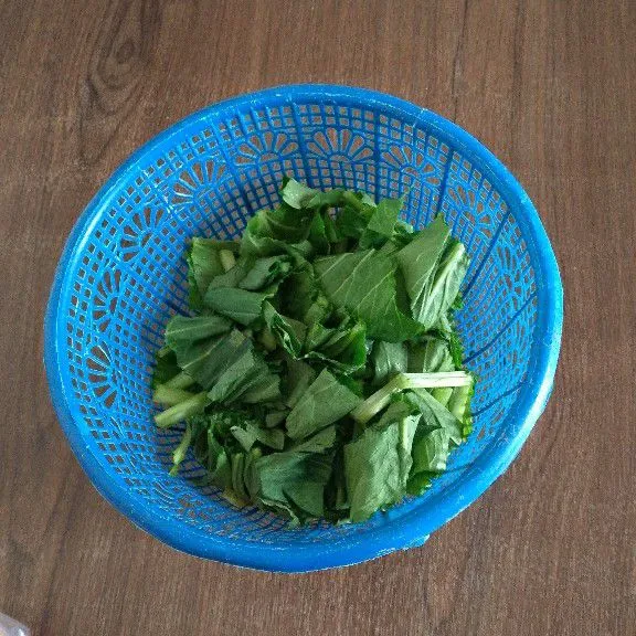 Potong caisim dan wortel lalu cuci bersih.