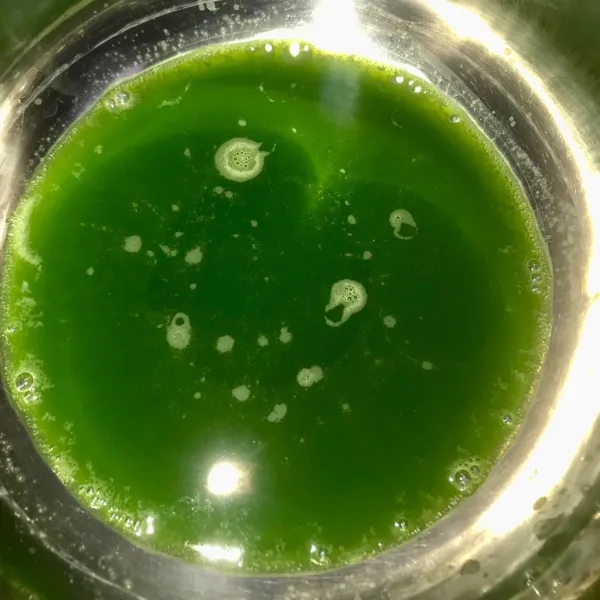 Setelah diblender, saring dan masak dengan api kecil.