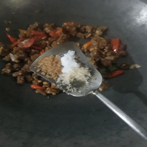 Masukkan tempe yang sudah digoreng. Tambahkan gula, garam, dan kaldu bubuk. Aduk merata.