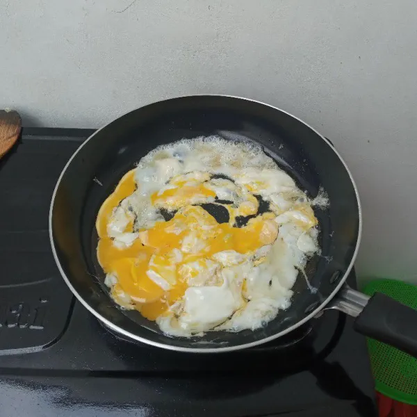 Masak telur, buat orak arik hingga matang, angkat, sisihkan.