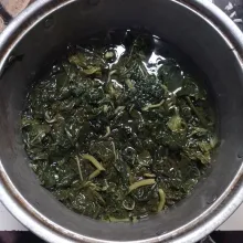 Rebus daun singkong dengan garam jangan terlalu matang, tiriskan cuci bersih.