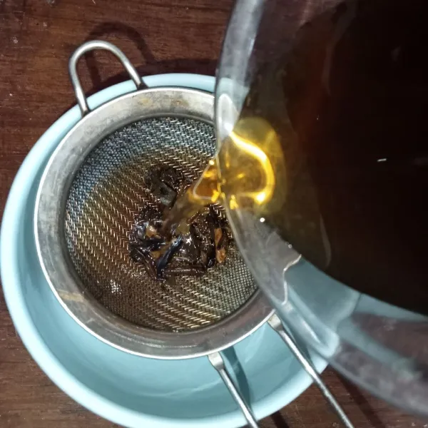 Saring teh sebanyak 100 ml ke dalam gelas berisi gula .