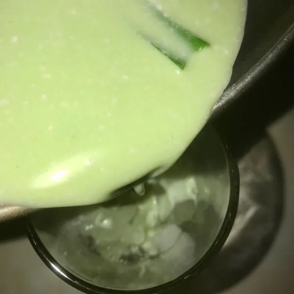 Tuang santan pandan yang telah dimasak sebanyak 40ml