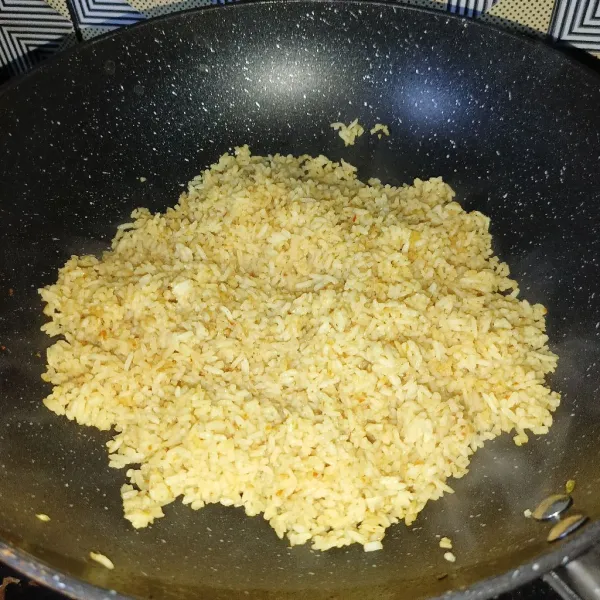 Aduk-aduk nasi sekitar 5 menit atau sampai nasi terlihat pera, icip rasanya.