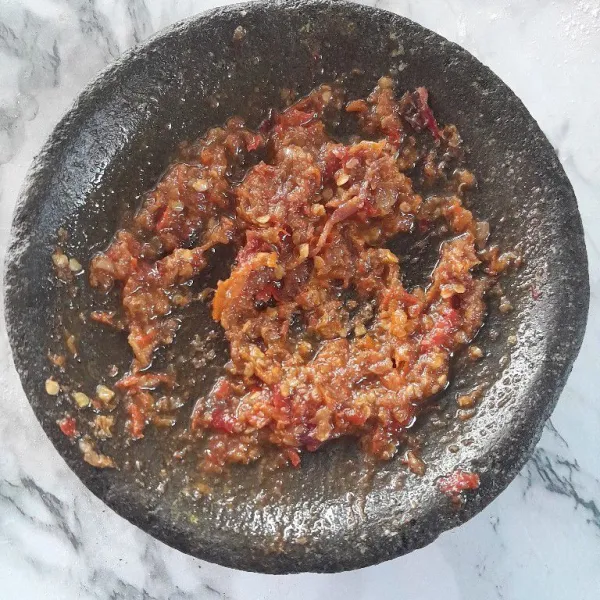 Ulek sambal hingga halus, koreksi rasanya.