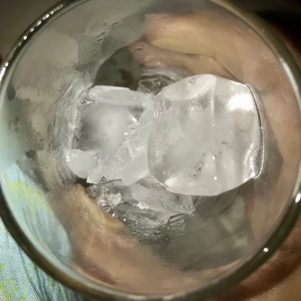 Beri es batu secukupnya pada gelas saji.