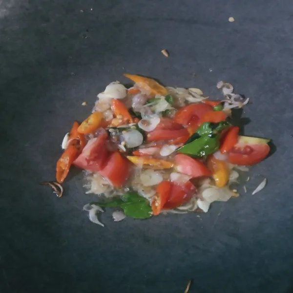 Panaskan secukupnya minyak goreng, tumis duo bawang terlebih dahulu sampai kecoklatan, masukkan cabe dan tomat. Aduk. masak sampai tomat layu.
