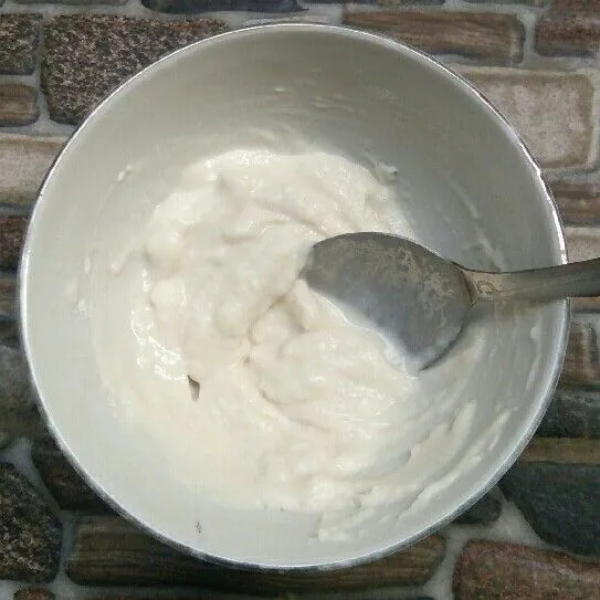 Masukkan tepung terigu, tepung maizena, telur, garam, dan gula ke dalam wadah. Tambahkan air sedikit demi sedikit hingga konsistensinya kental.