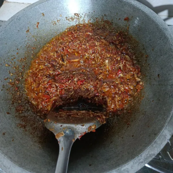 Masak sampai keluar minyak dan bewarna sedikit gelap sambil diaduk kurang lebih 10-15 menit dengan api kecil. Tes rasa. Tambahkan garam jika dirasa kurang.