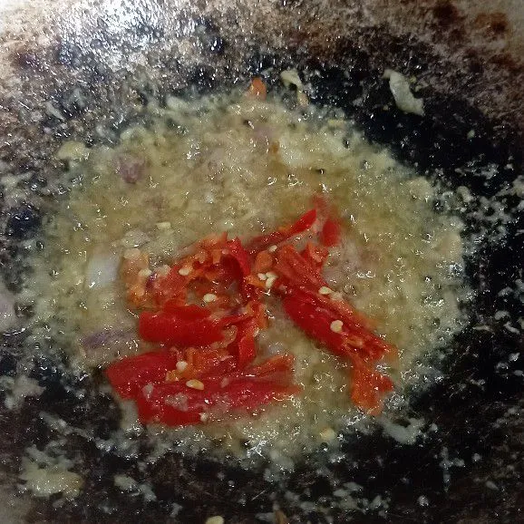 Panaskan minyak, tumis bumbu halus sampai harum.
