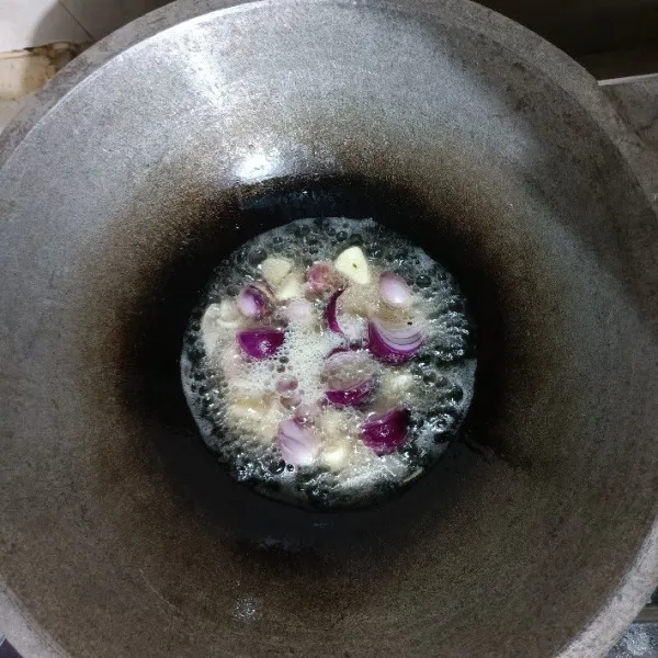 Goreng bawang dalam 100 ml minyak hingga sedikit layu.