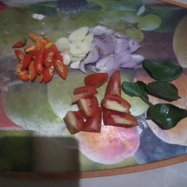 Siapkan bumbu iris dan daun jeruk. Sisihkan.