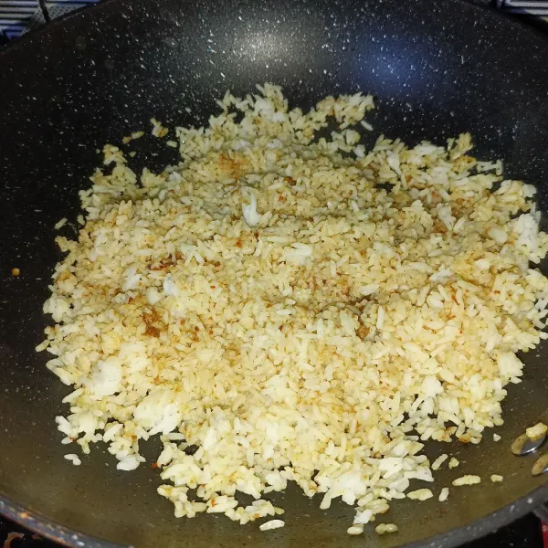 Kemudian masukkan nasi putih dan aduk-aduk sampai tercampur rata.