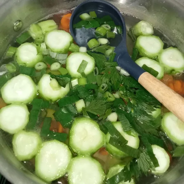 Tambahkan gula, garam dan kaldu jamur, aduk rata, masukkan bawang prei dan seledri, aduk rata, tes rasa dan matikan api. Sajikan.