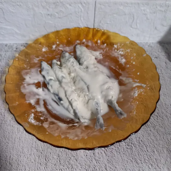 Larutkan tepung dengan sedikit air. Kemudian baluri ikan asin dengan tepung.