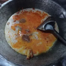 Tuang santan, beri garam, gula dan kaldu bubuk masak sampai mendidih.