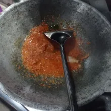 Tumis bumbu halus, sereh, daun salam dan daun jeruk sampai matang.