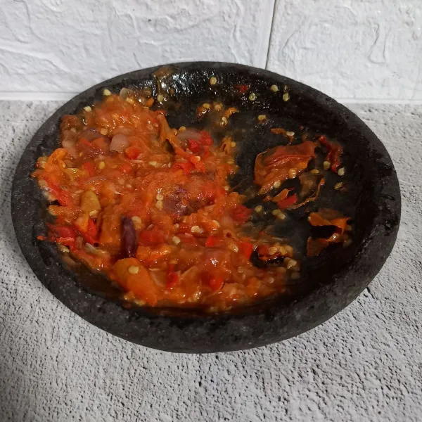 Kemudian ulek sambal dengan garam, gula, dan penyedap.