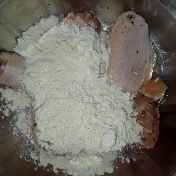 Kemudian masukkan tepung bumbu, aduk rata.