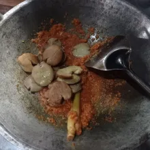 Masukan jengkol, aduk rata.