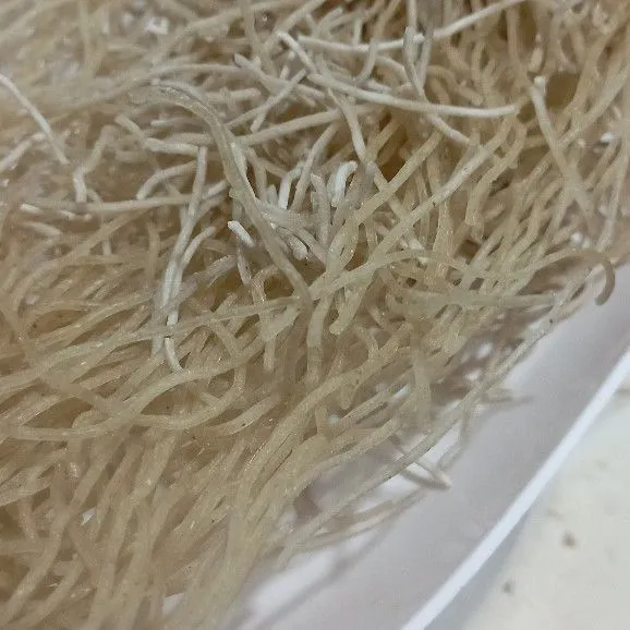 Rendam mie Lethek dengan air dingin, kurang lebih 20 menit.
