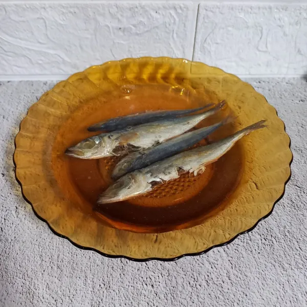 Bersihkan kotoran ikan. Kemudian cuci sampai bersih.