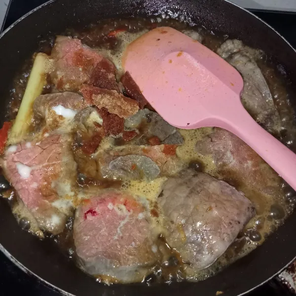 Masukkan paru, tuang air, tambahkan gula merah, asam jawa dan kaldu jamur. Rebus hingga air menyusut.