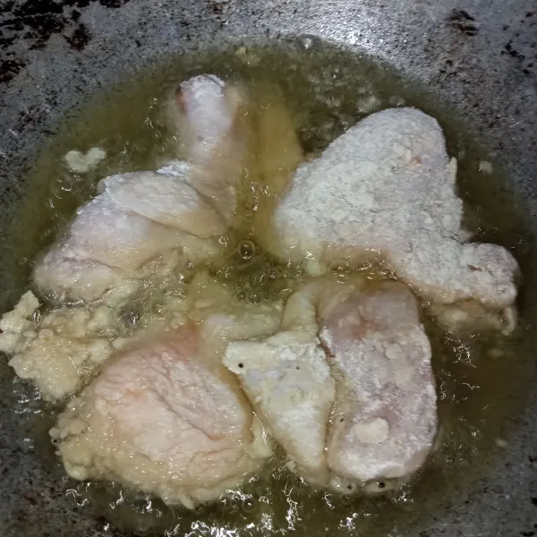 Panaskan minyak kemudian masukkan ayam.