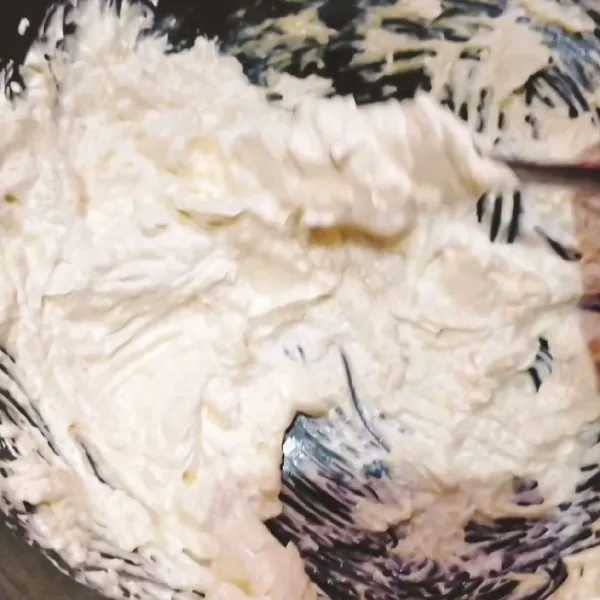 Kocok gula dan mentega sampai mentega berwarna putih dan mengembang