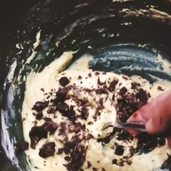 Tambahkan cokelat masak potong ke dalam adonan.