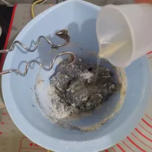 Masukkan garam dan olive oil, mikser lagi sampai kalis elastis.