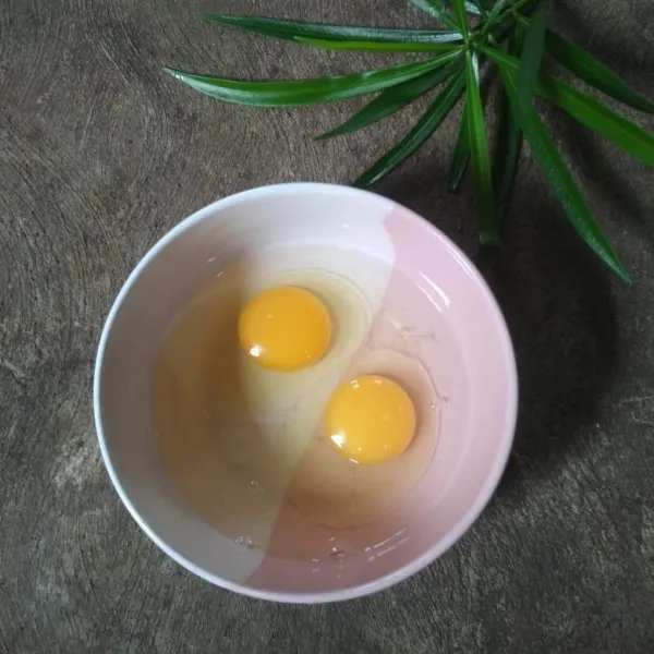 Kocok lepas telur, tambahkan air, kocok hingga tercampur rata.