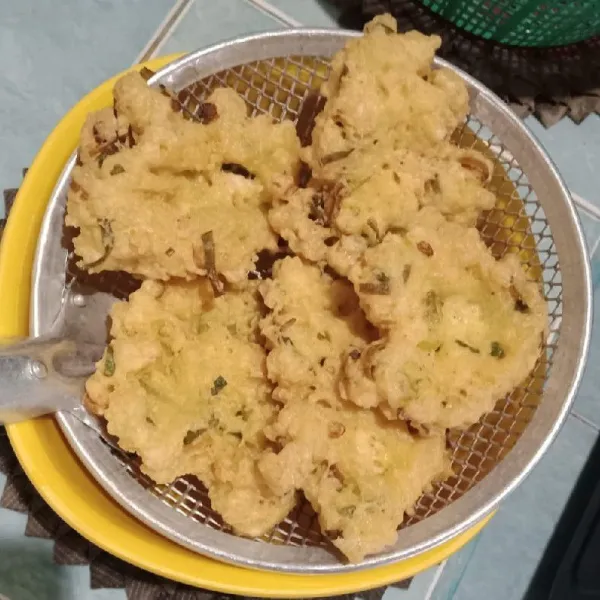 Setelah matang, angkat dan tiriskan. Siap dinikmati selagi hangat.
