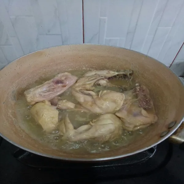 Masukkan bahan ungkep ayam ke dalam wajan aduk rata, lalu masak sampai matang.
