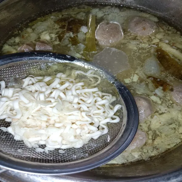 Penyajian: Kocok mie rebus dalam panci kuah kaldu. Tuang kikil, bakso, dan kaldu. Beri taoge.