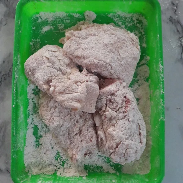 Baluri ayam dengan sisa tepung kering, lakukan hingga bahan habis.
