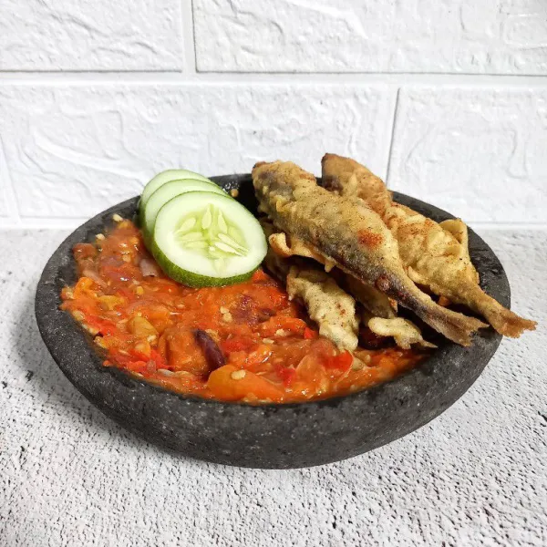 Sajikan ikan asin goreng tepung dengan sambal dan lalapan.