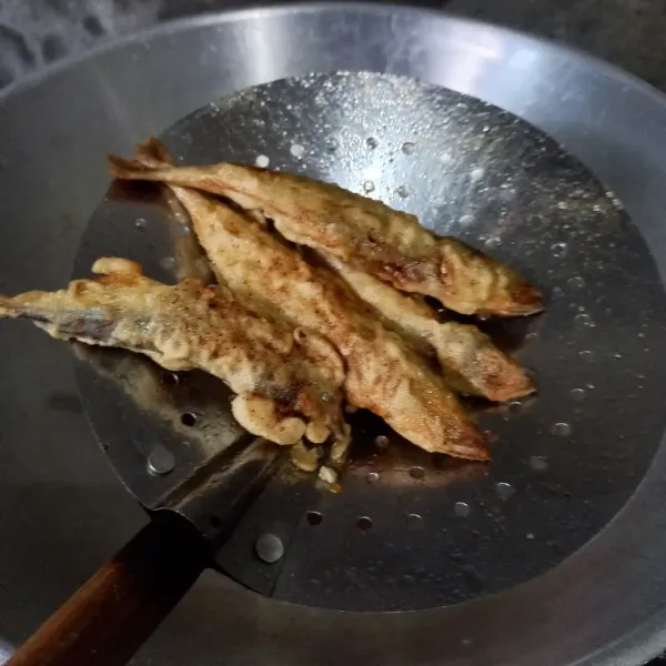 Goreng ikan asin sampai kecokelatan.