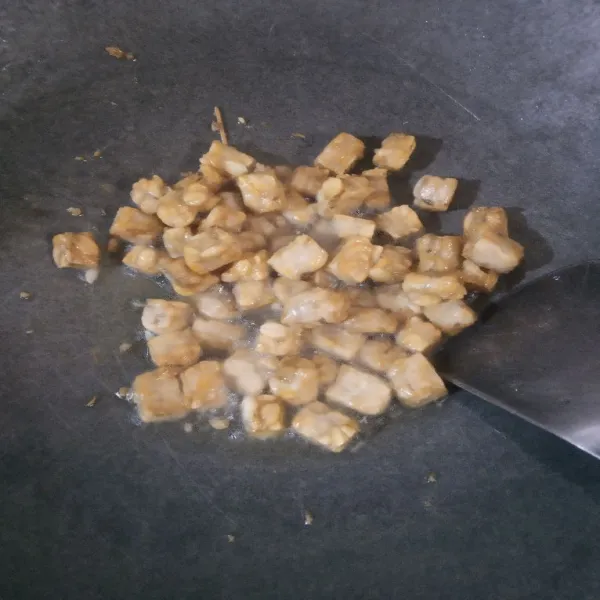 Potong dadu tempe, lalu goreng sampai matang. Angkat dan tiriskan.