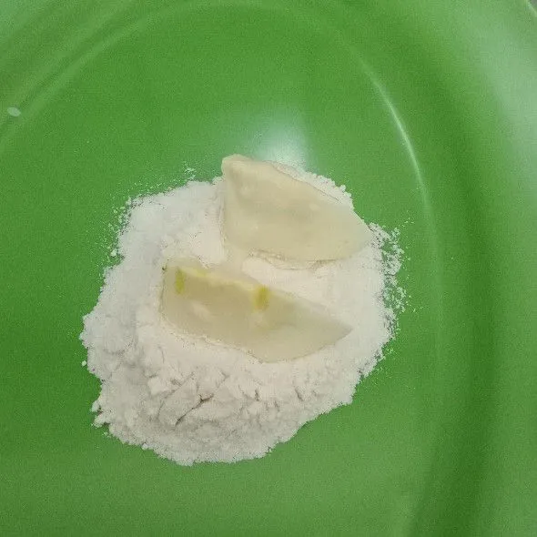 Gulirkan ke tepunh kering sambil di cubit agar tepung menempel sempurna.