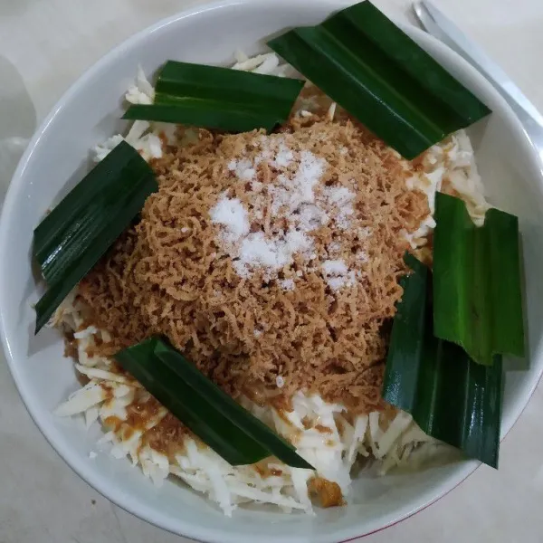 Tambahkan gula jawa sisir, garam dan daun pandan, aduk rata.