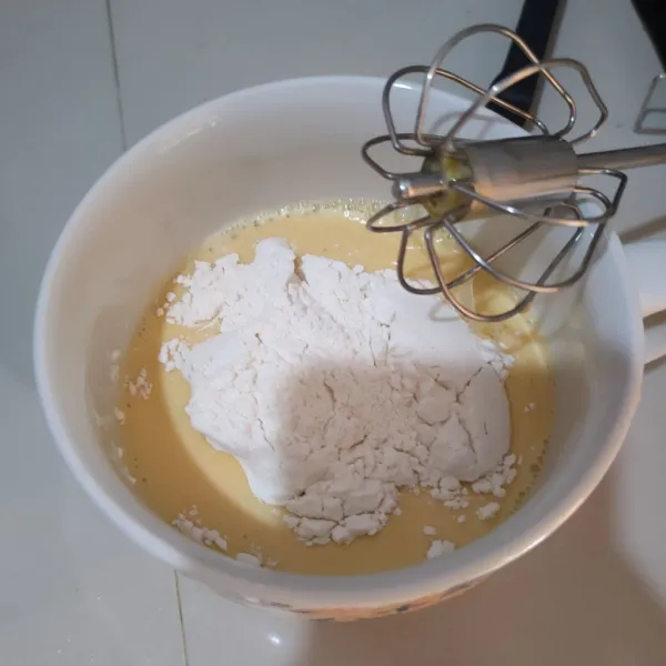 Masukan tepung terigu, kocok hingga merata.