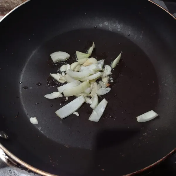 Tumis bawang bombay dan bawang putih sampai matang.