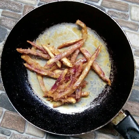 Masukkan ubi, aduk rata hingga bagian luar kering terselimuti seluruh permukaan ubi oleh gula. Siap dinikmati.