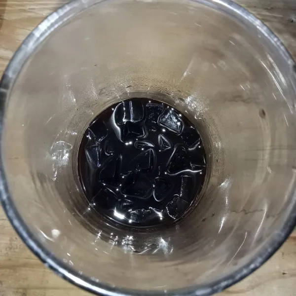 Tuang air panas ke dalam gelas aduk rata, masukkan cincau.