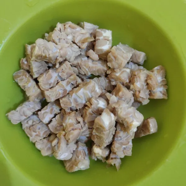 Potong-potong tempe.