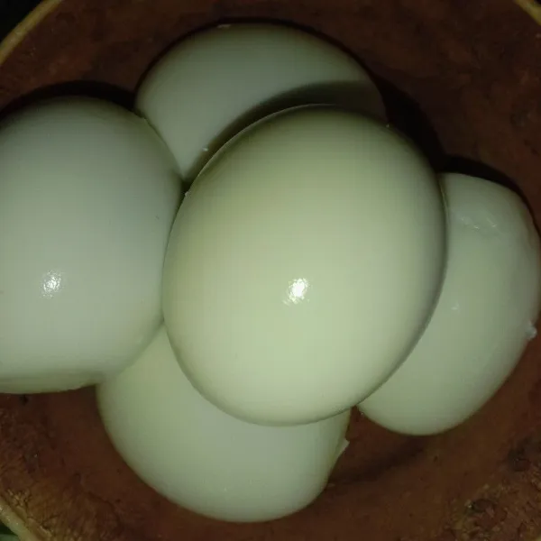 Rendam telur yanng sudah direbus dengan air dingin agar mudah mengupasnya, kemudian kupas kulit telur.